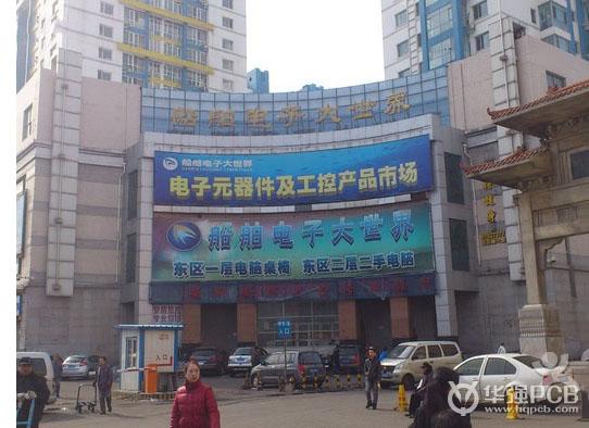 哈尔滨电路板加工生产流程简介: 一、 单面松香板(不用钻孔,用模具冲孔) 开料 丝印线路(黑油) 蚀刻 蚀刻QC 手钻管位孔 丝印UV绿油 丝印字符 冲板 V-CUT (连片) 过松香 FQC FQA 真空包装出货 二、 单板松香板(钻孔锣板) 开料 钻孔丝印线路(黑油)蚀刻蚀刻QC丝印UV绿油丝印字符CNC锣板V-CUT(需连片)过松香FQCFQA包装出货 三、 单面喷锡板(不用